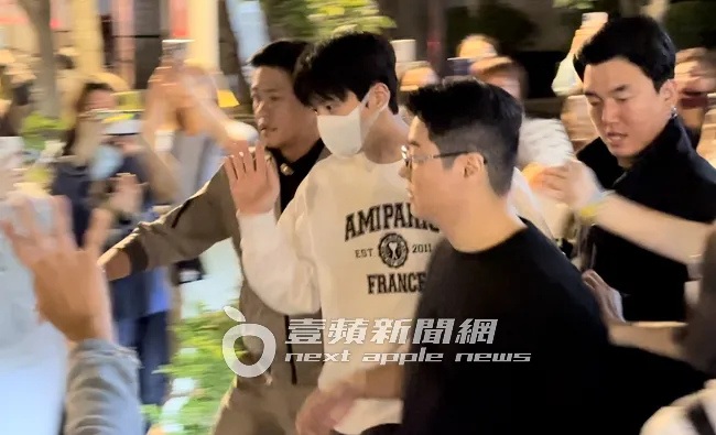 金宣虎被近百名粉絲夾道包圍。特勤中心攝