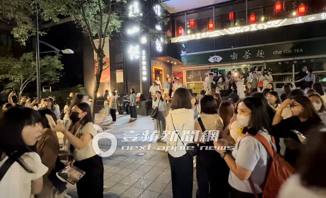 消息靈通的粉絲聞風而來見偶像金宣虎。特勤中心攝