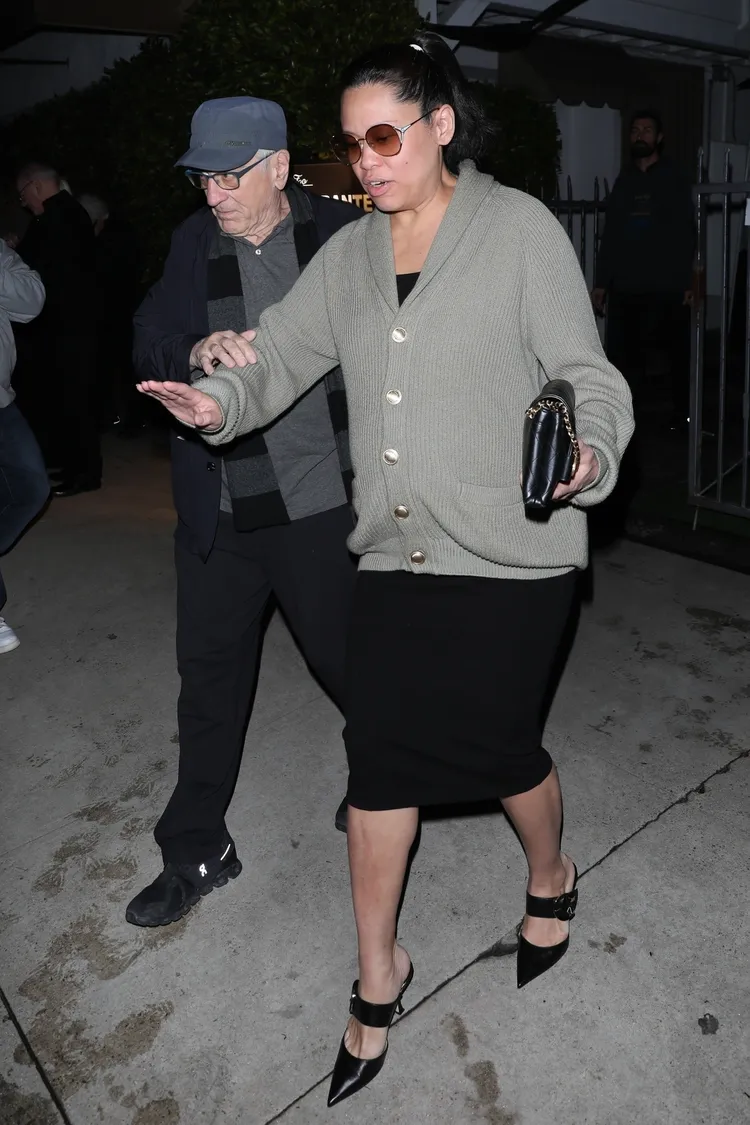 勞勃狄尼洛（左）3月時帶女友Tiffany Chen外出用餐，可見女友小腹隆起。達志