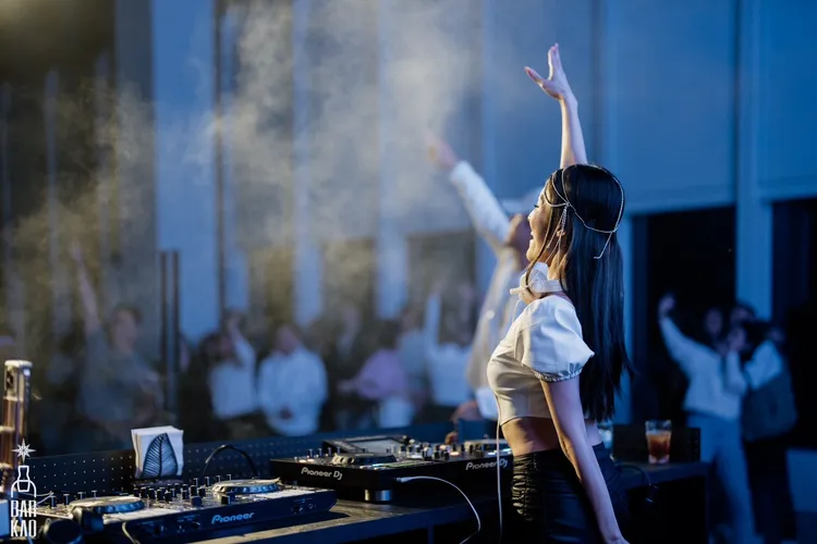 每逢週六，BAR KAO會邀請DJ輪番演出。讀者提供