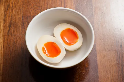 ラーメン凪(Nagi)將送出5000張兌換券，凡於ラーメン凪(Nagi)消費滿299元即可兌換溏心蛋or海苔一份。業者提供