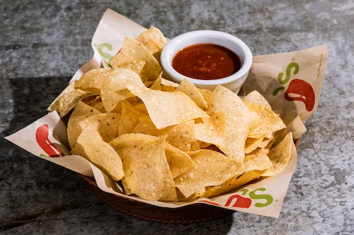 千份超人氣配菜，像是莎莎醬玉米脆片、溏心蛋、單球冰淇淋玩蝦蝦果園就送。業者提供