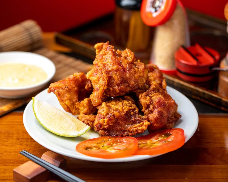 ラーメン凪(Nagi)人氣單品唐揚炸雞，雞肉醃至鹹香入味並裹上薄薄的麵衣炸至金黃酥脆，每口咬下鮮嫩肉汁迸發於口腔中。業者提供
