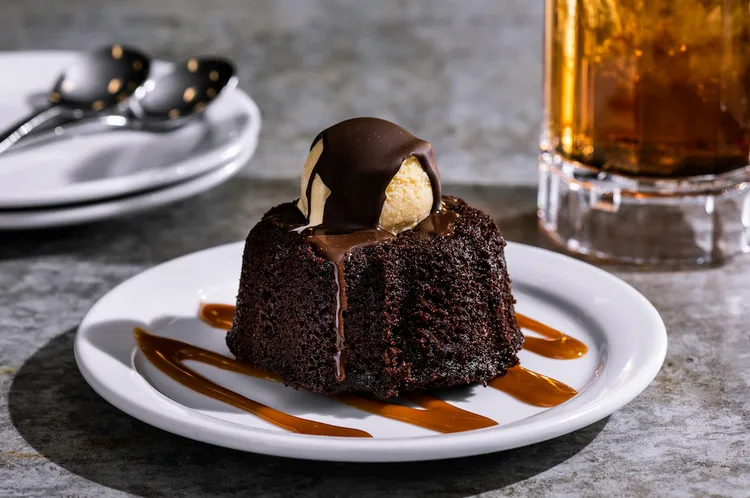 Chili's招牌甜點迷你黑火山蛋糕以濃郁綿密熱巧克力熔岩蛋糕為基底，放上冰涼香草冰淇淋，最後淋上熱巧克力。業者提供
