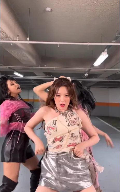 舒華沒有偶包，直接在鏡頭前拉高裙子。翻攝Ral Ral IG