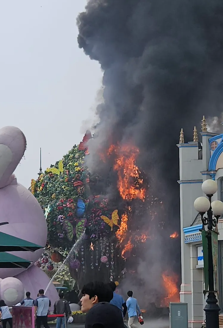 愛寶樂園工作人員灌水搶救。翻攝推特@chasis322