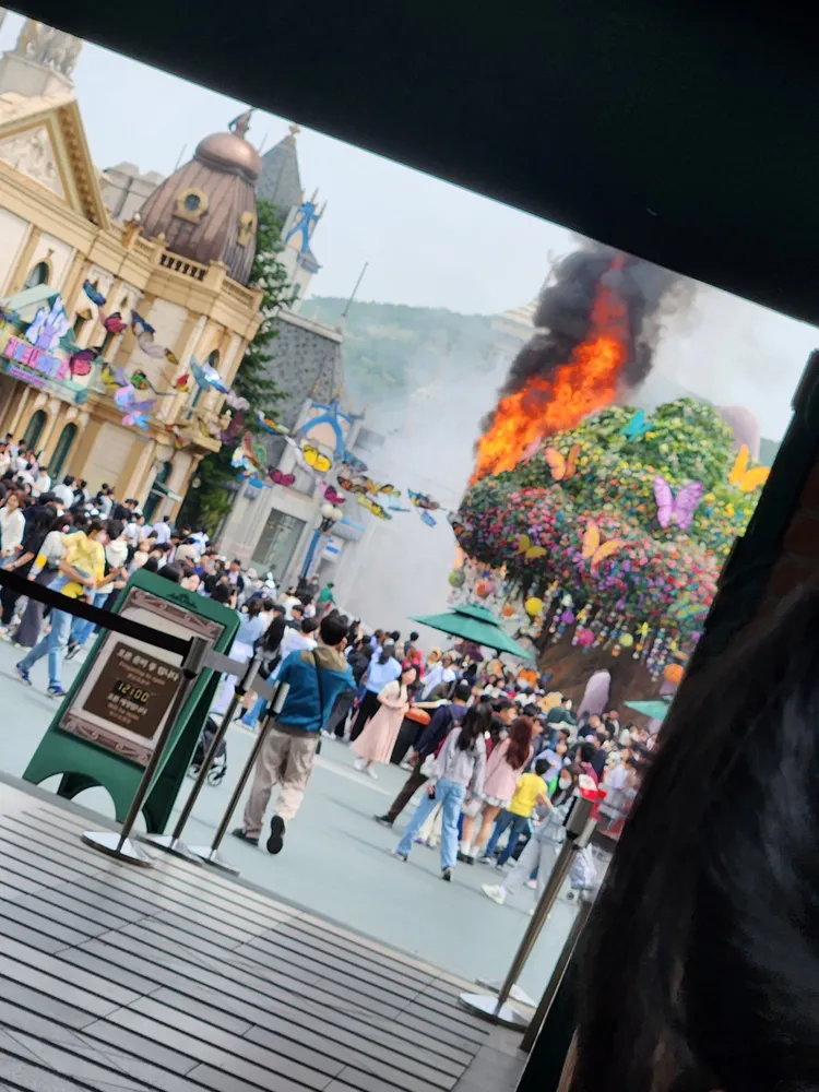 現場冒出大火。翻攝推特@nayan12228