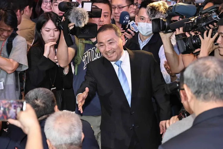 侯友宜昨被徵召後，晚間旋即回到新北參加民防、義警、義交的授證典禮。施昂強攝