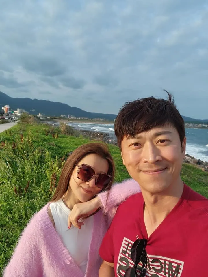 侯昌明（右）很心疼老婆曾雅蘭自律神經失調。翻攝自曾雅蘭臉書