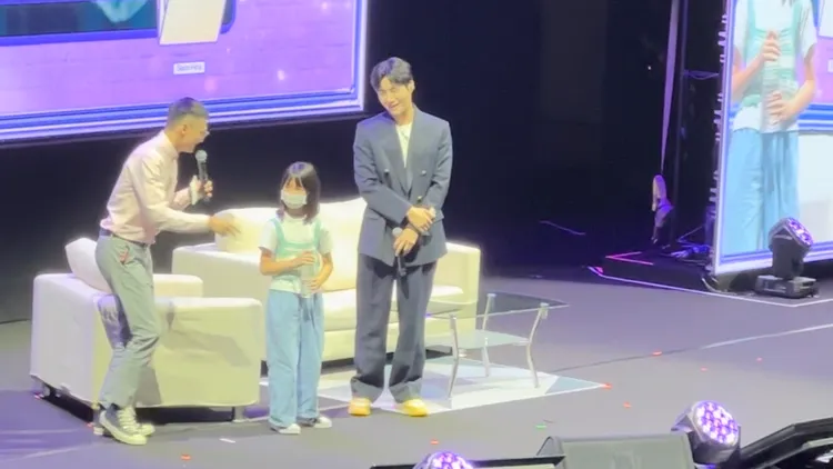 金宣虎幫9歲小妹妹開寶特瓶。讀者提供