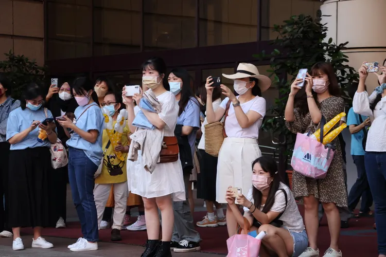 場外有不少粉絲在拍宣傳車。鄭孟晃攝