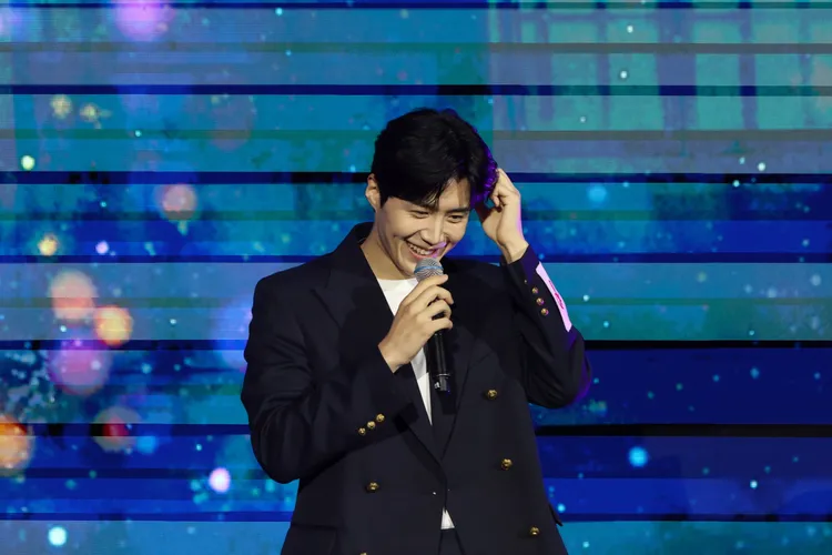 金宣虎很容易緊張，被全場的手機燈海嚇到，開場唱到一半直呼「好緊張」。鄭孟晃攝