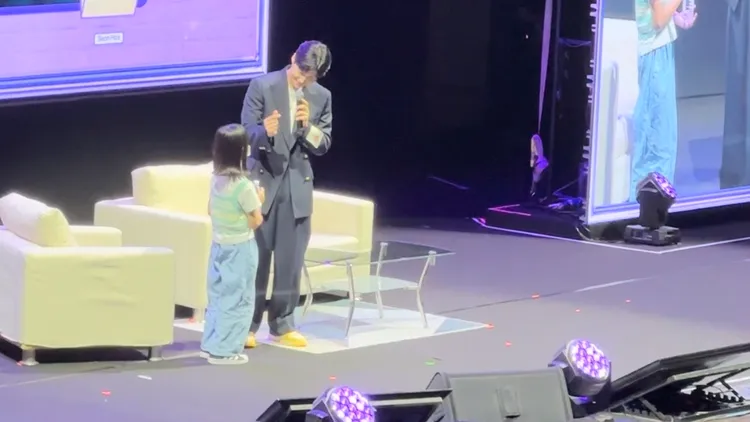 金宣虎對小女孩比愛心。讀者提供