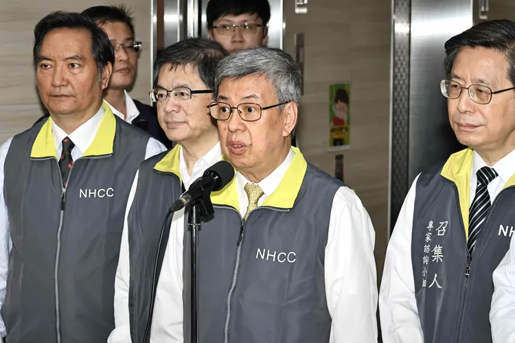 陳建仁(中)日前拍板，指揮中心今起解編。資料照，施昂強攝