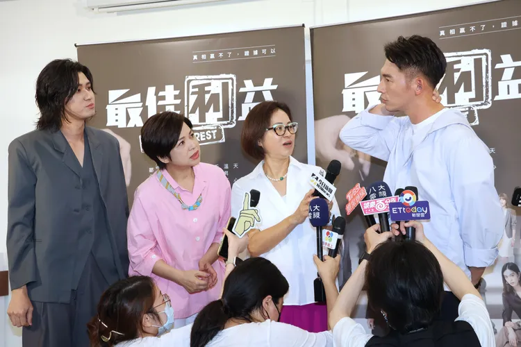 温昇豪（右起）落枕，引起製作人陳慧玲、楊貴媚、李玉璽關心。鄭孟晃攝