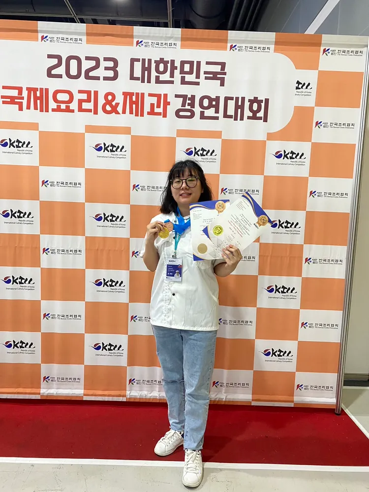東南科大餐飲科學生黃惠敏奪下今年韓國餐飲國際大賽（KICC）兩項大獎。校方提供
