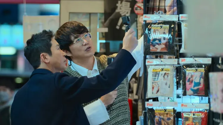 申東燁（前）、成始璄節目上到情趣用品視察。翻攝Netflix