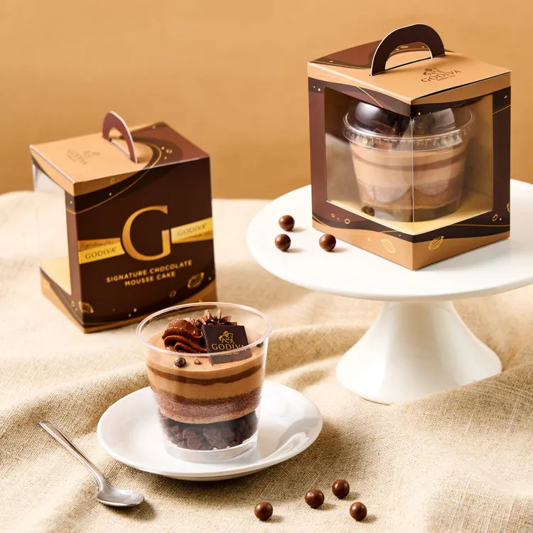 GODIVA醇黑巧克力慕斯蛋糕可以一人奢享，也能作為生活中的甜蜜驚喜，與至親摯愛一同感受濃醇體驗，限量15萬杯，5/3起於全台7-ELEVEN限量預購。業者提供