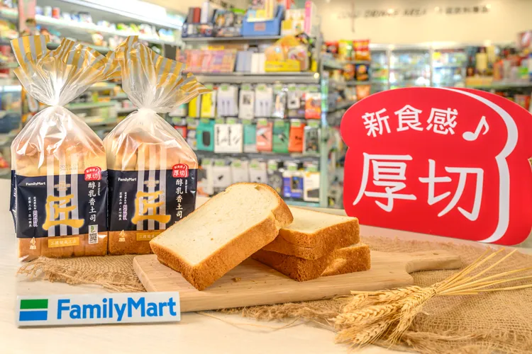 看準厚片土司風潮，全家推出「厚切醇乳香土司」家庭號，每片厚度達2.8公分，柔軟Q彈口感直接吃或抹醬烘烤都別具滋味，每袋4片售價58元。業者提供