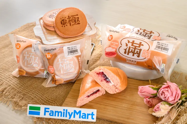全家推出粉嫩的玫瑰莓果風味烘焙新品「玫瑰莓果滿餡麵包」與「玫瑰美莓鬆餅」。業者提供