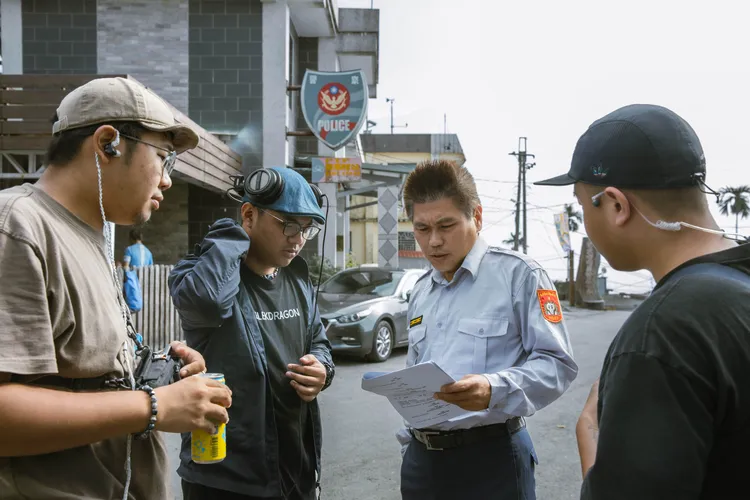 導演潘柏諭(左2)與演員討論劇情。校方提供