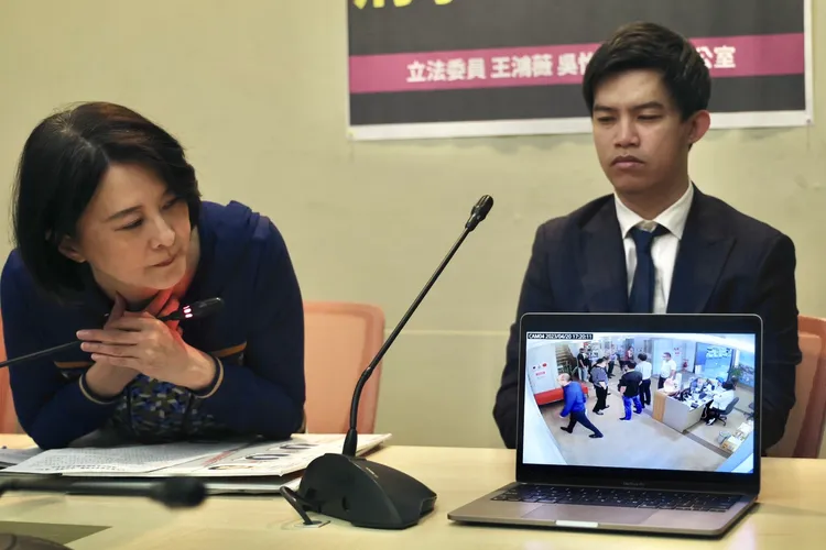 王鴻薇現場播放泰山案影片。林林攝影