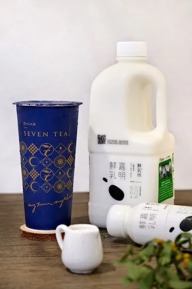 鮮乳坊八週年，七盞茶＋嘉明鮮乳推出「日夏紅茶歐蕾」。業者提供