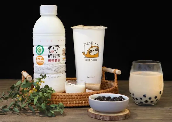 鮮乳坊八週年，再睡5分鐘＋豐樂牧場推出「日安紅厚奶珍珠歐蕾」。業者提供