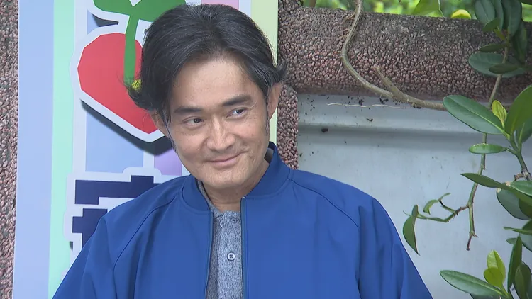 江國賓暗地看苗可麗嚇壞的微妙表情。三立提供