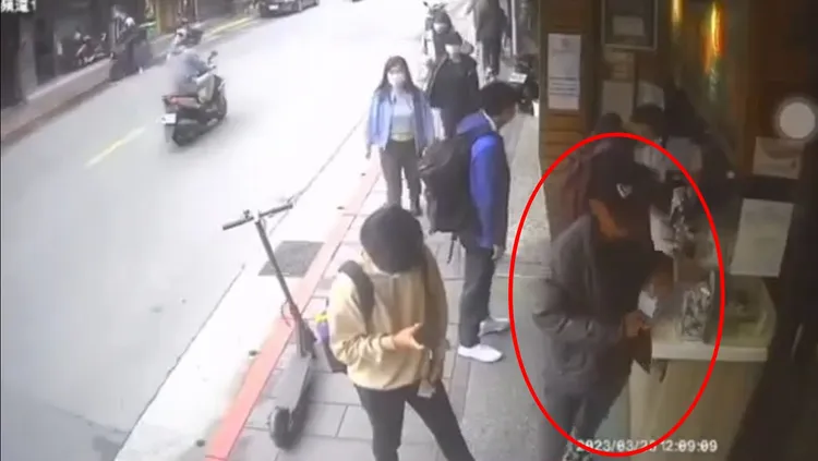高男步行經過點心店外，伺機下手行竊。翻攝畫面