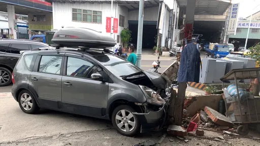 新北男欲左轉路中突停車　害後車追撞！失控衝撞工廠柱子