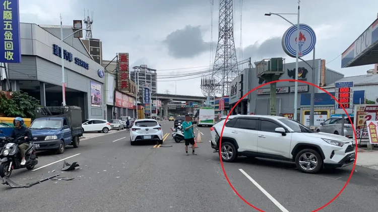 余男車輛(紅圈處)被撞到對向車道。蘆洲警分局提供