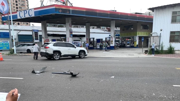 車禍現場車輛零件四散。蘆洲警分局提供