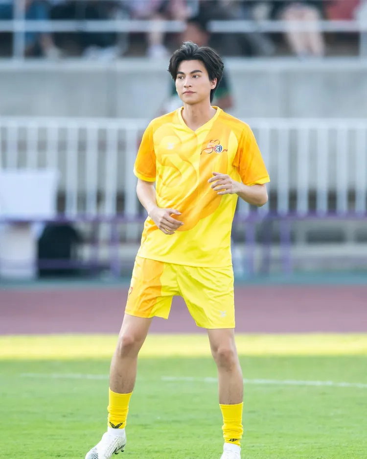 Gulf熱愛踢足球，從小夢想當足球選手。翻攝Gulf IG