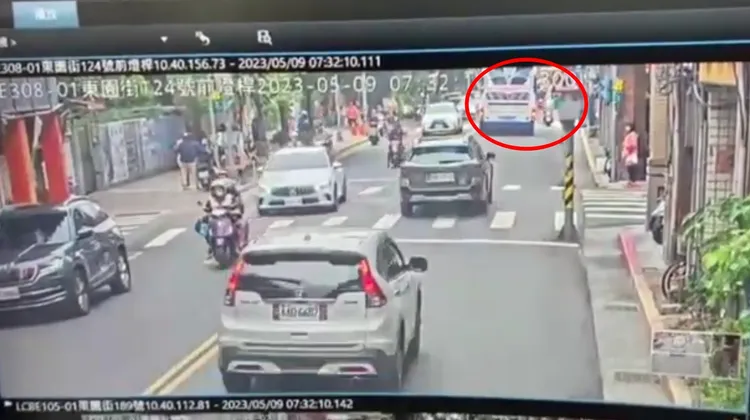 毛姓騎士指控遊覽車司機未保持安全距離，險些被撞倒地。翻攝畫面