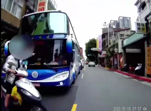《怒嗆人生》真實版！險遭遊覽車撞　騎士穢言辱罵司機怒摔安全帽洩憤