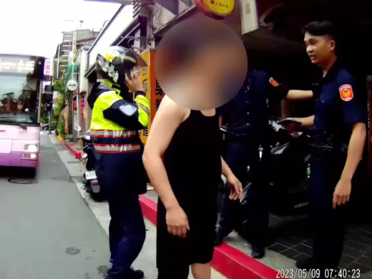 毛姓騎士與遊覽車司機互相指責。翻攝畫面