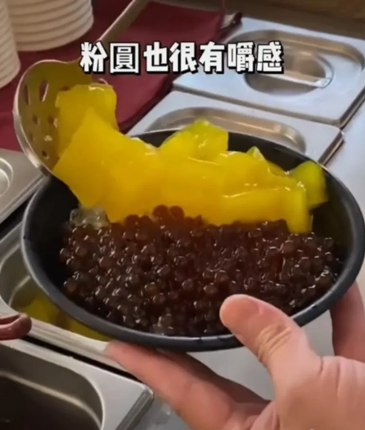 IG人氣ㄉㄨㄞ ㄉㄨㄞ 粉粿粉圓也可任選不同種類料，燒仙草為冬天限定。TikTok@roseforever1 提供