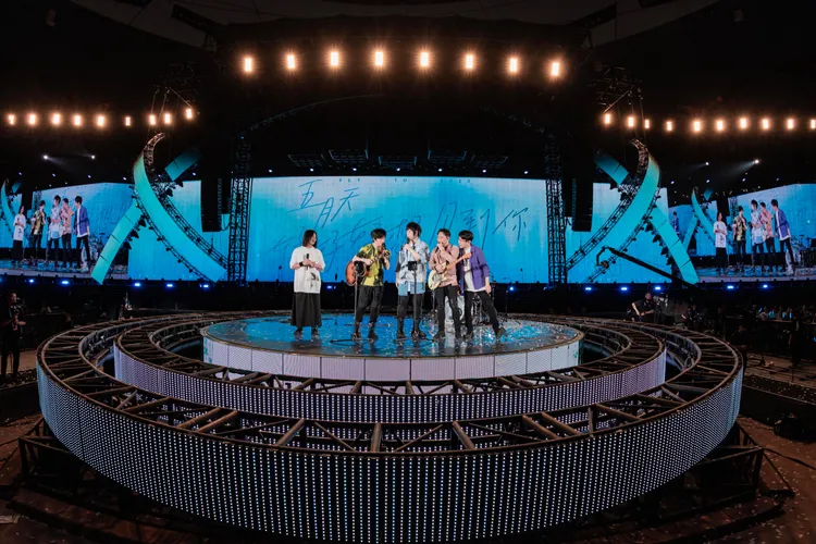 五月天台上接受點歌。相信提供