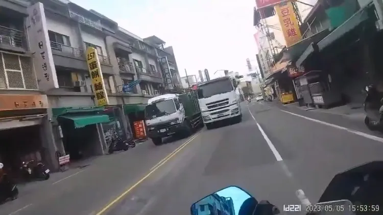 網友說，還好當時路邊沒有違規停車，否則機車恐無處可躲。民眾提供