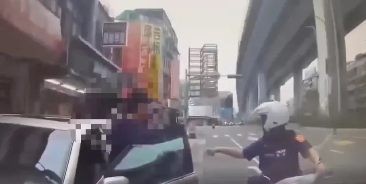 警員取締違停的轎車駕駛。翻攝畫面