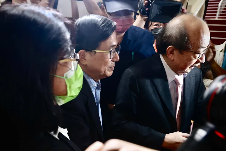 陳水扁至民進黨團遞交請願書，民進黨團總召柯建銘接待。林林攝