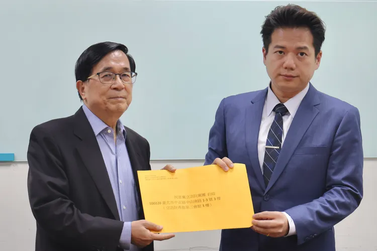 陳水扁至民眾黨團，由總召邱臣遠接待。林林攝