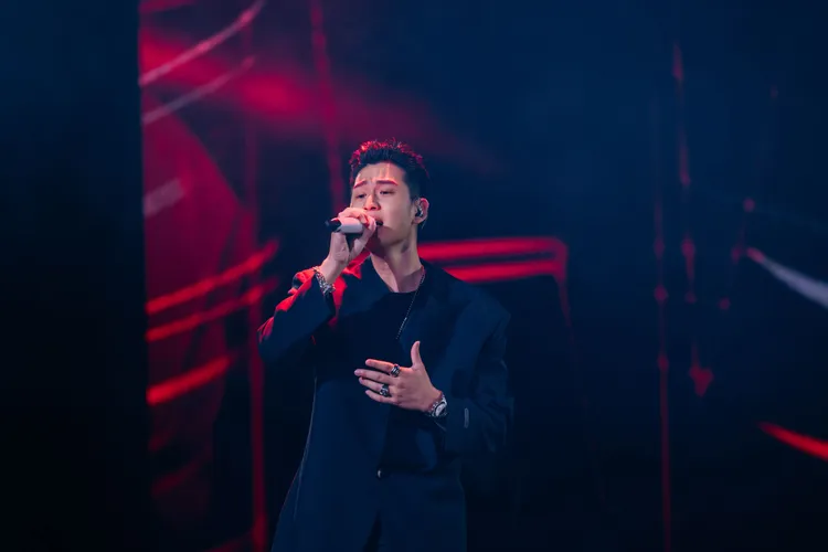 周興哲深情演唱多首情歌。星空飛騰提供