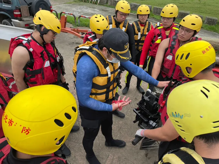 警消進行船外機保養訓練。新北市消防局提供