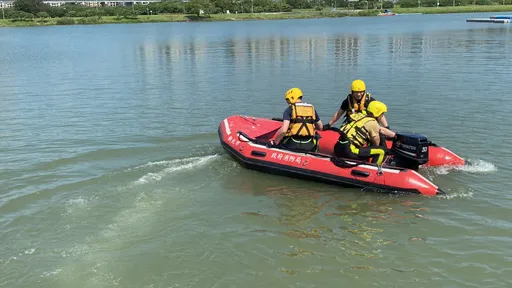 提升消防員水域救援技能 龍舟翻覆測應變能力!新北消防局冒雨特訓