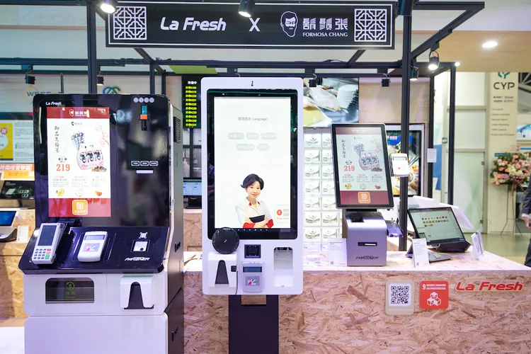 鬍鬚張引進全台唯一AI督國語音辨識Kiosk。佳世達提供