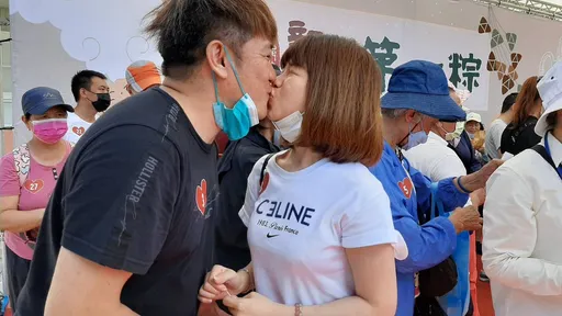 石門百斤大肉粽免費吃 結婚35年夫妻好幸運!咬中萬元黃金對戒