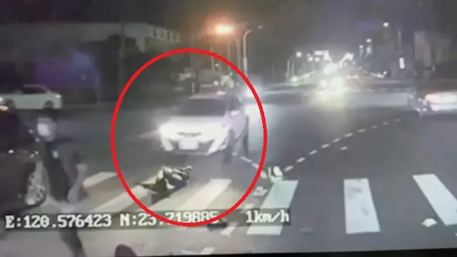 倒地的後座移工被第3輛車撞擊，當場爆頭慘死。民眾提供