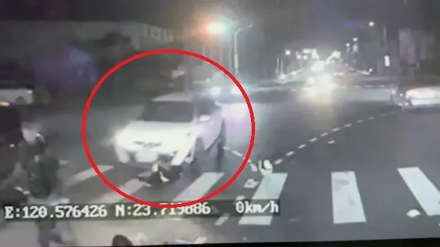 後座移工倒地後，被第2輛轎車輾過。民眾提供